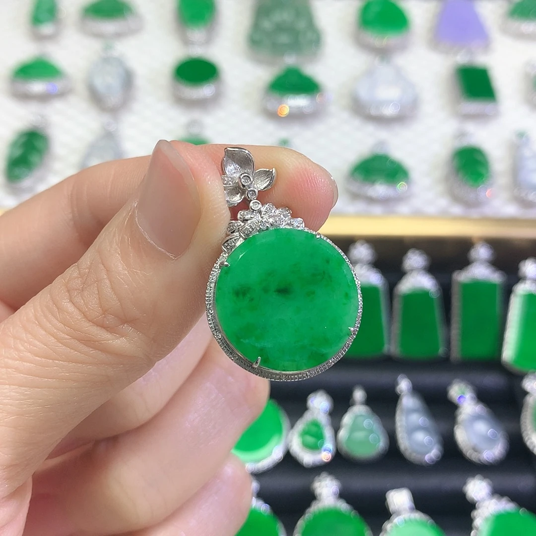 颈饰18K金镶嵌翡翠吊坠