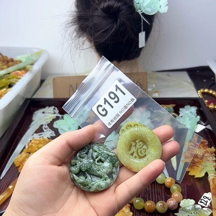 蛇纹石玉合金发饰往**走