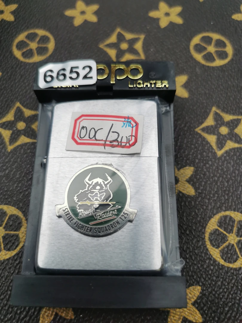 Zippo打火机回血2000双C拉丝贴章-6652