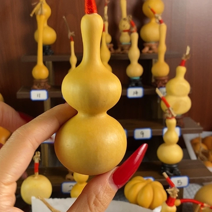 好***！在这部影片当中饰上黑色或红色图案