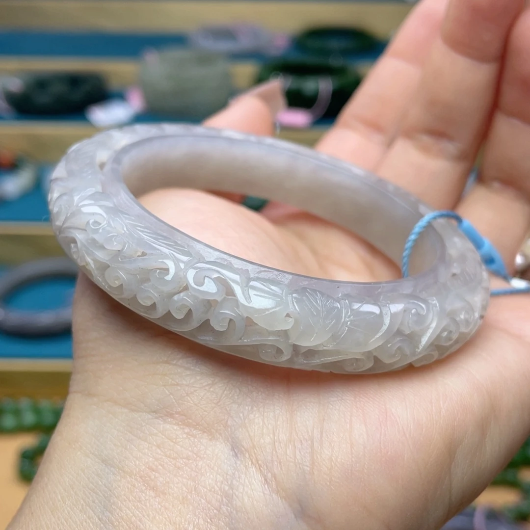 和田玉手镯57+圈口。编号29未镶嵌