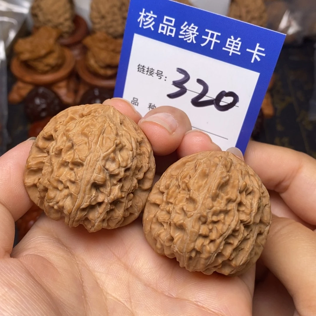 文玩核桃把件白狮子全品39。 320