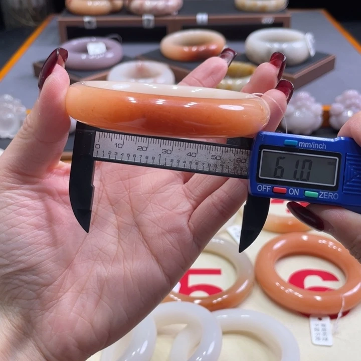 未镶嵌手镯石英质玉