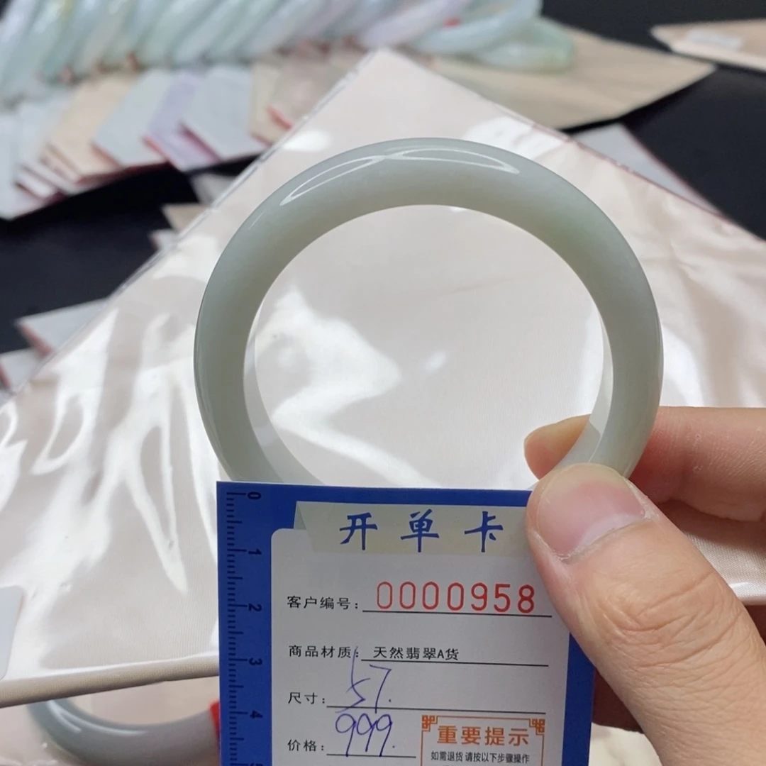 翡翠手镯未镶嵌翡翠