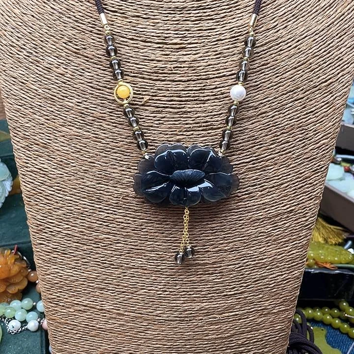 蛇纹石玉吊坠未镶嵌