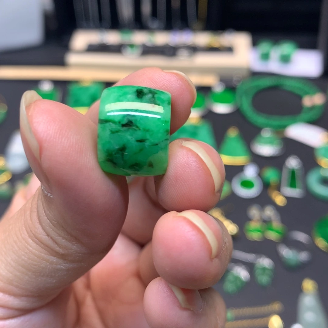 翡翠未镶嵌颈饰有纹裂