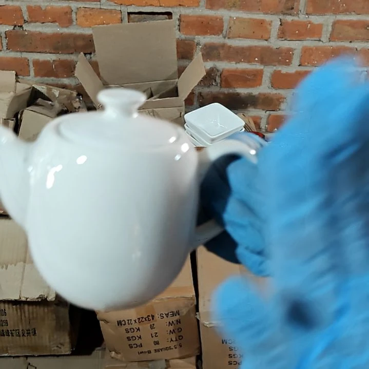 瓷片盘子碗茶壶啥都有
