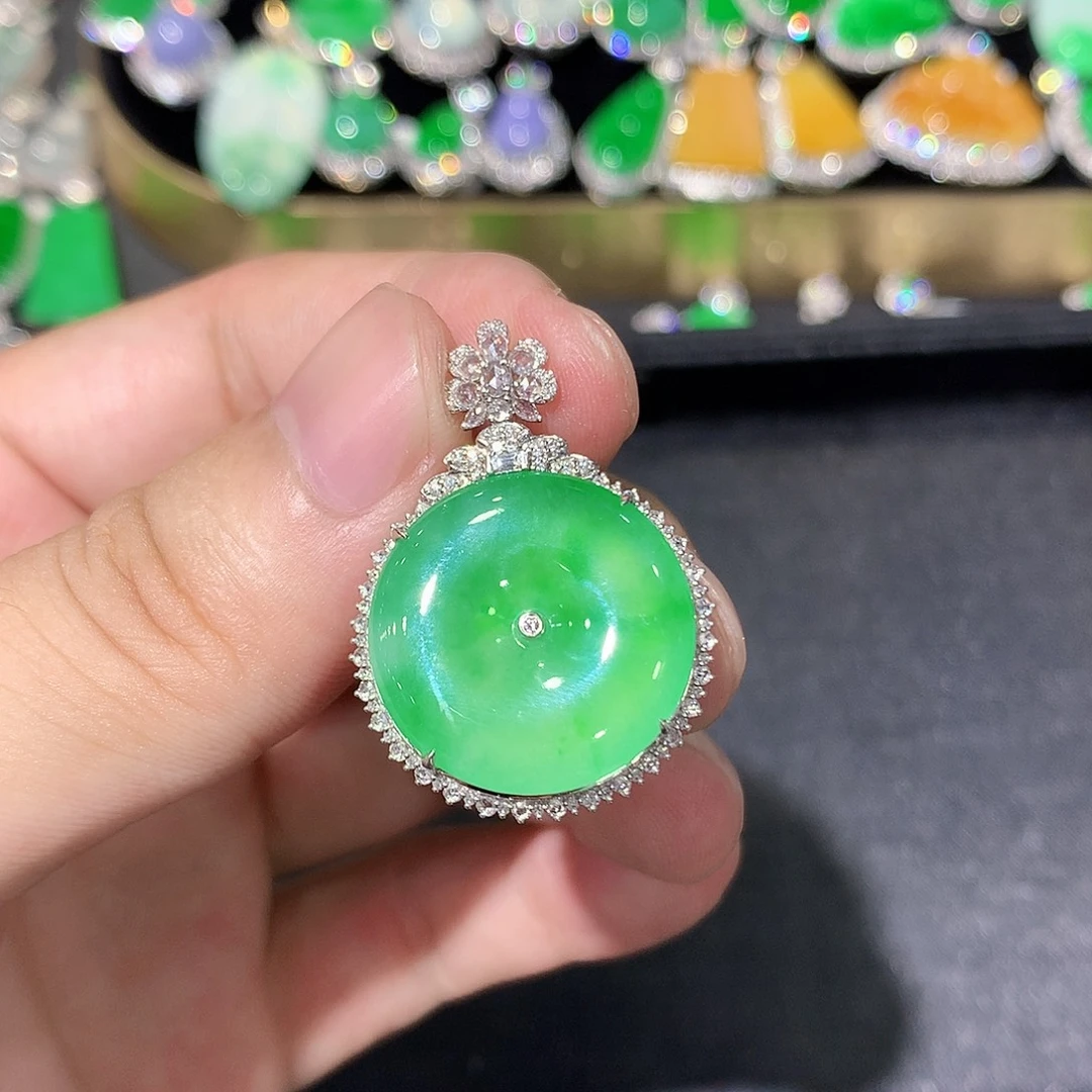 翡翠18K金镶嵌颈饰