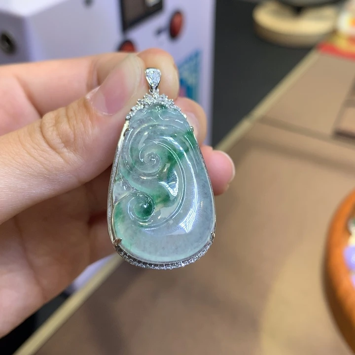 颈饰18K金镶嵌翡翠翡翠
