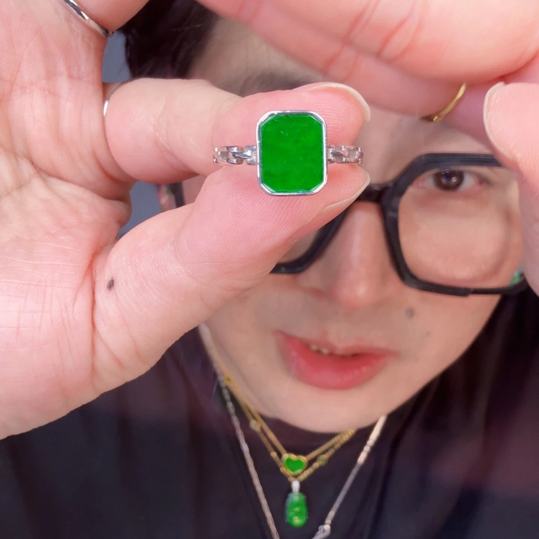 翡翠未镶嵌颈饰一件