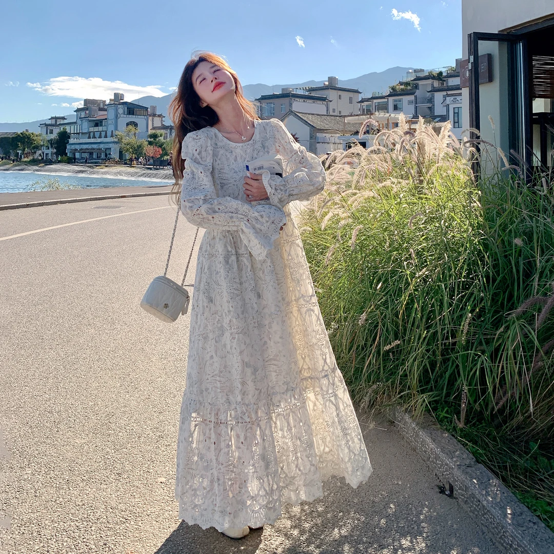 度假设计感早秋长袖连衣裙女2025新款仙气飘飘重工刺绣镂空A字裙