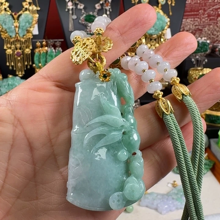 翡翠未镶嵌颈饰炸