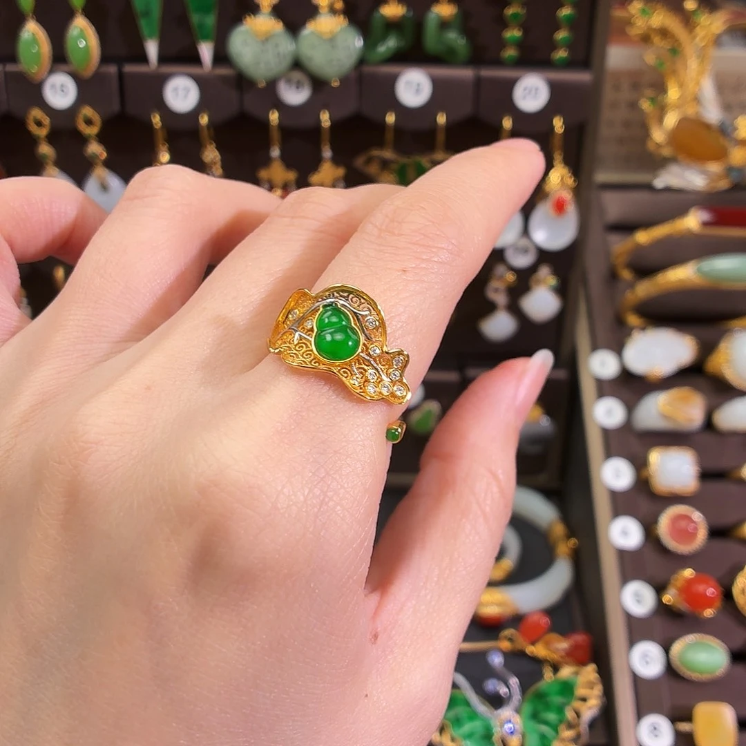 颈饰18K金镶嵌翡翠