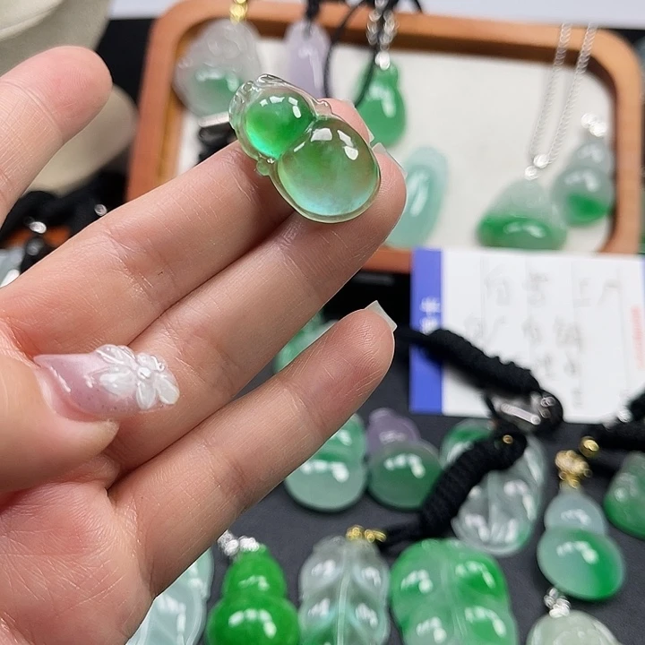 翡翠未镶嵌颈饰葫芦