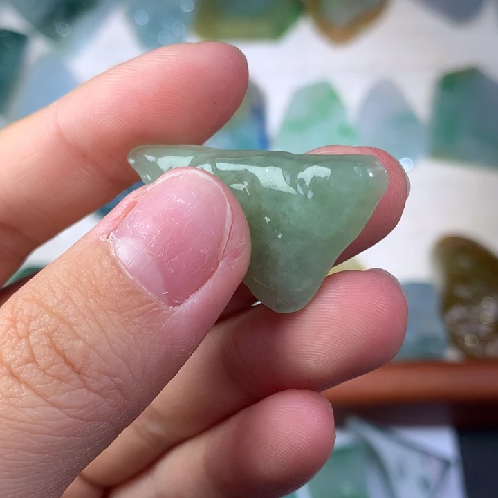 翡翠未镶嵌颈饰好