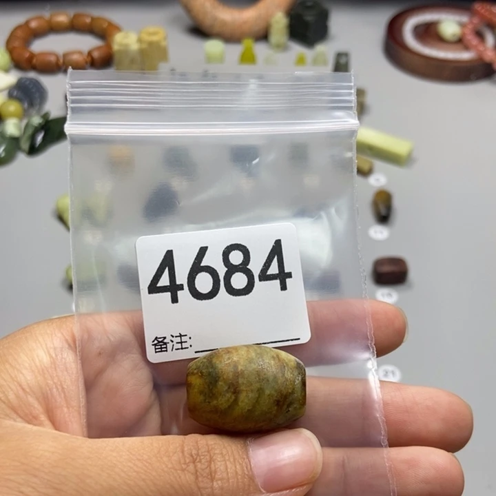 淼***淼未镶嵌蛇纹石玉颈饰