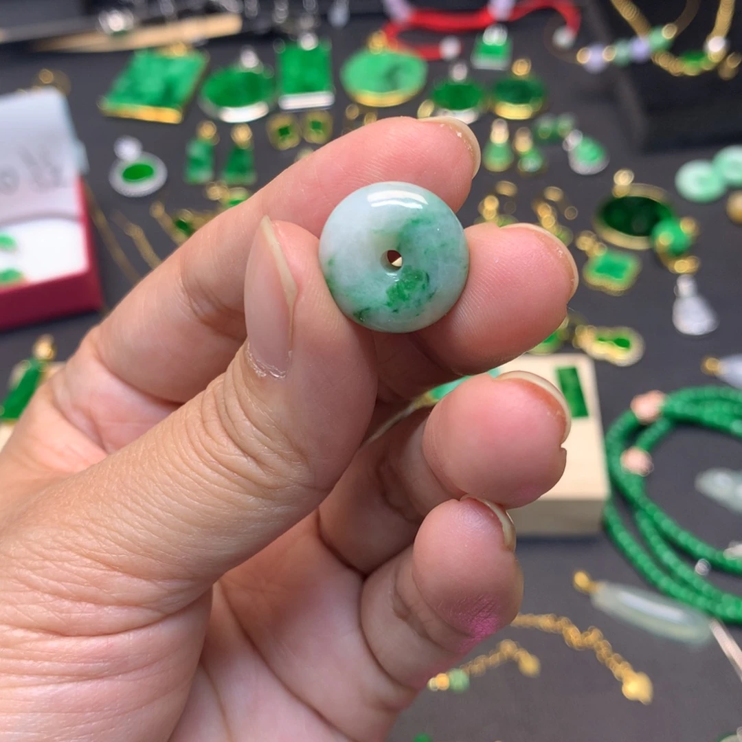 翡翠未镶嵌颈饰有纹