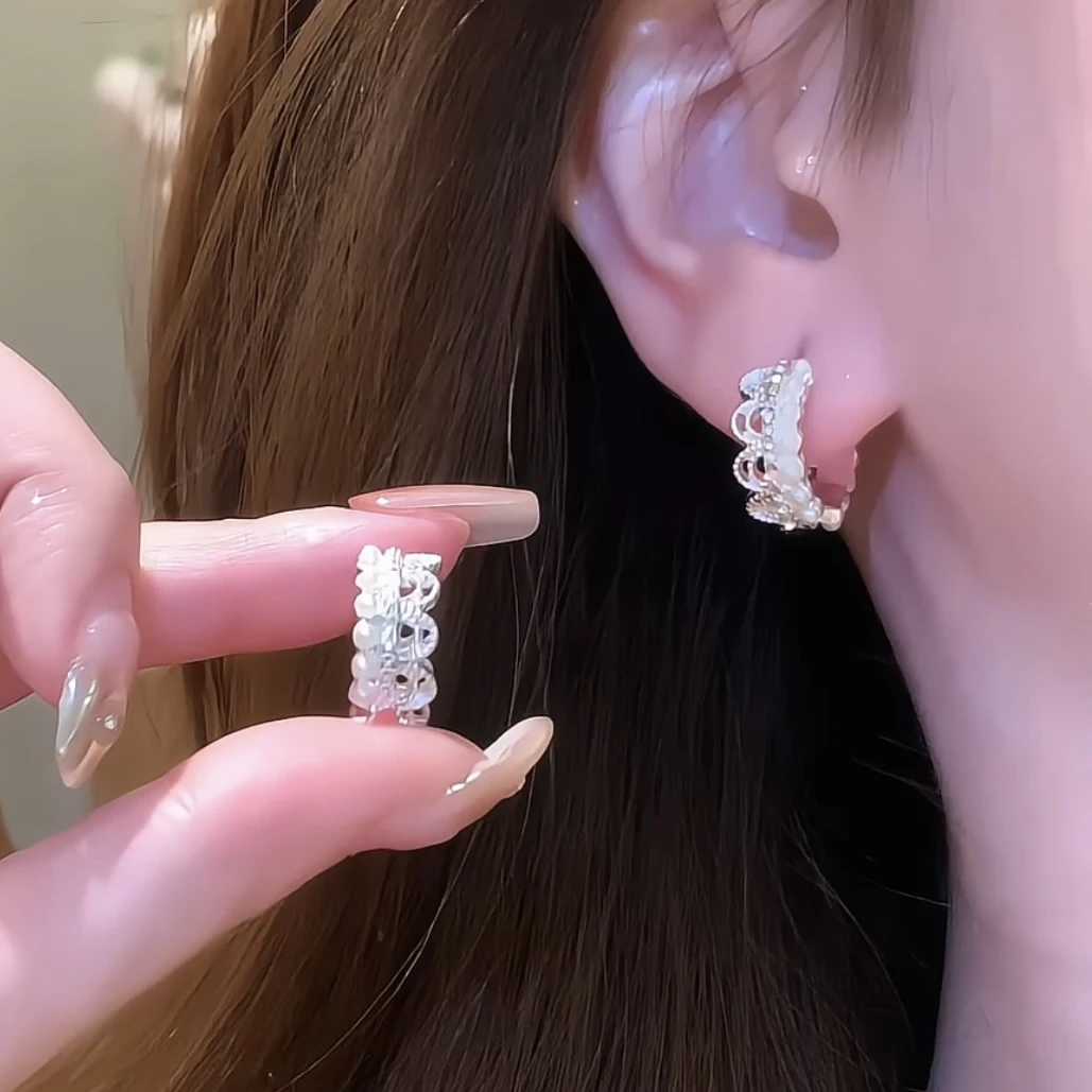 铜合金耳饰 秋冬气质法式蕾丝珠珠耳环女轻奢百搭耳圈耳扣