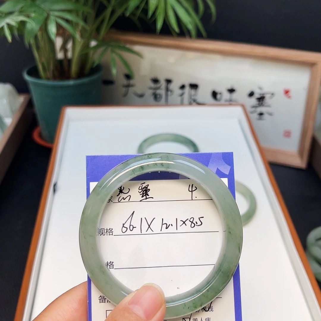 炁***靈石英质玉（金丝玉）未镶嵌手镯