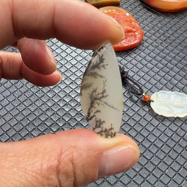 石英质玉（黄龙玉）颈饰未镶嵌