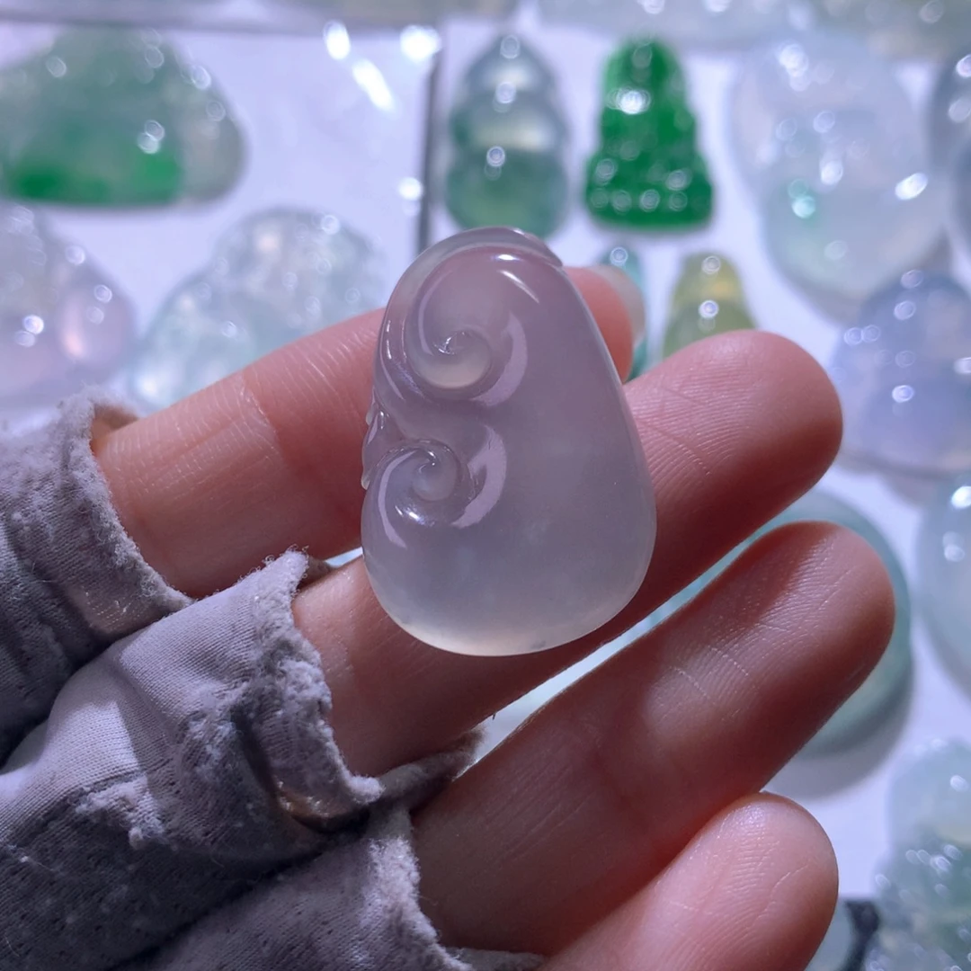 翡翠未镶嵌颈饰如意