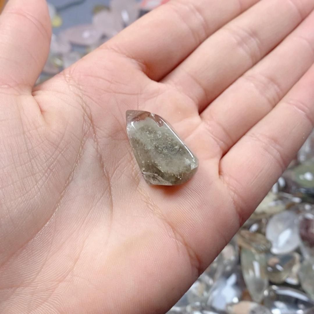 颈饰未镶嵌水晶44。