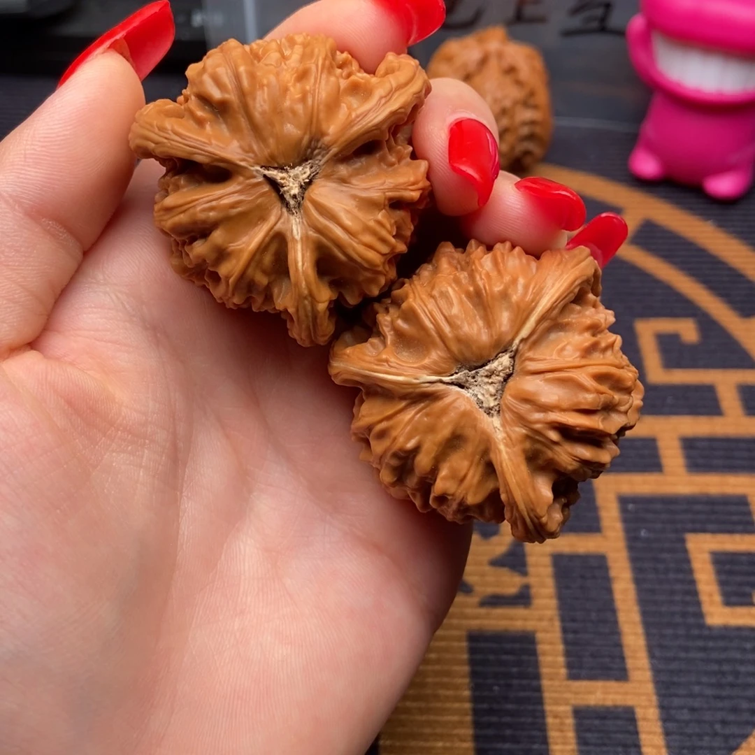 文玩核桃吊坠宜白狮