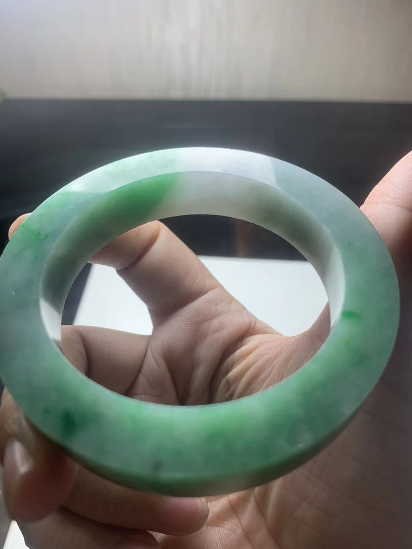 辣绿手镯翡翠手镯定制，翡翠手镯定制