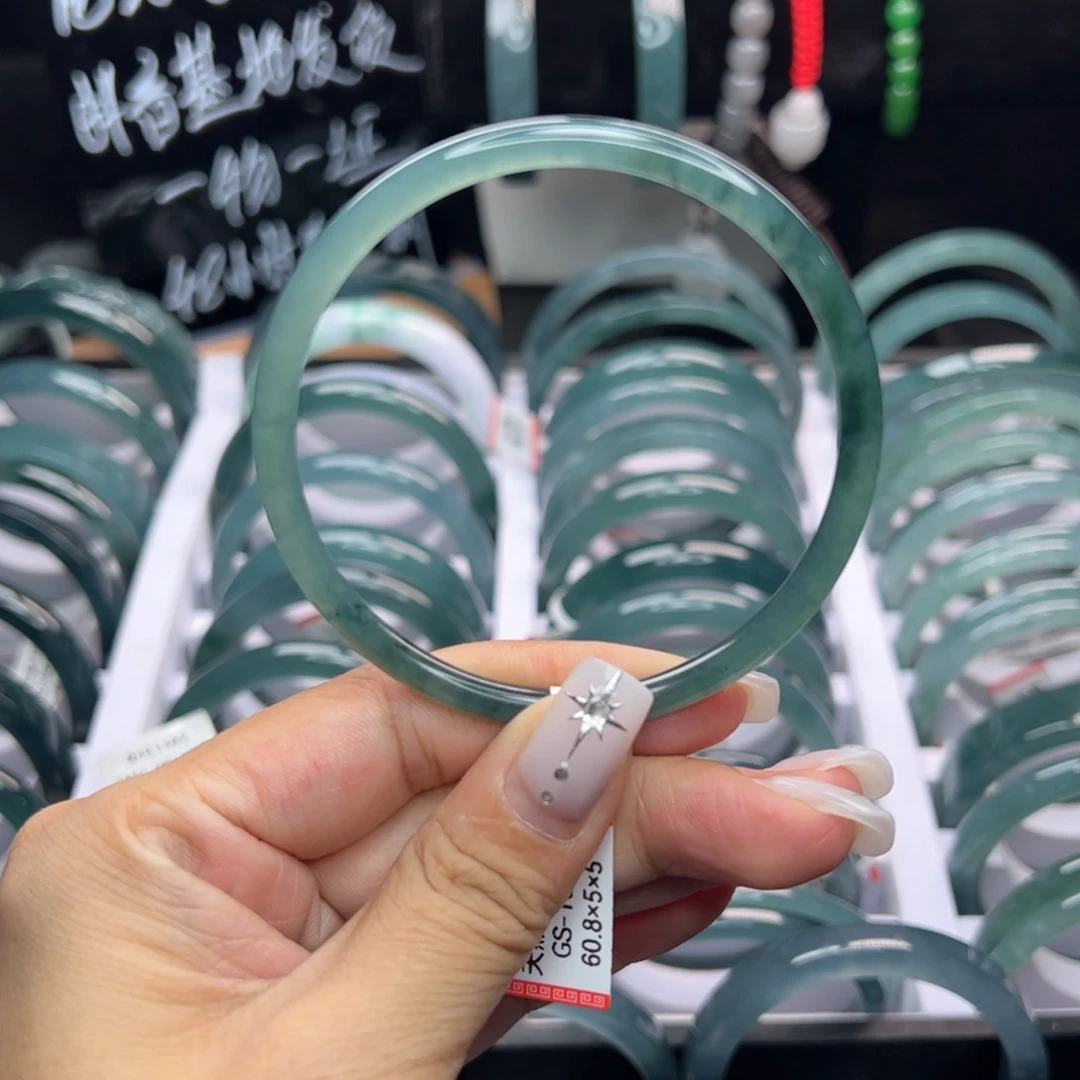 翡翠手镯未镶嵌翡翠