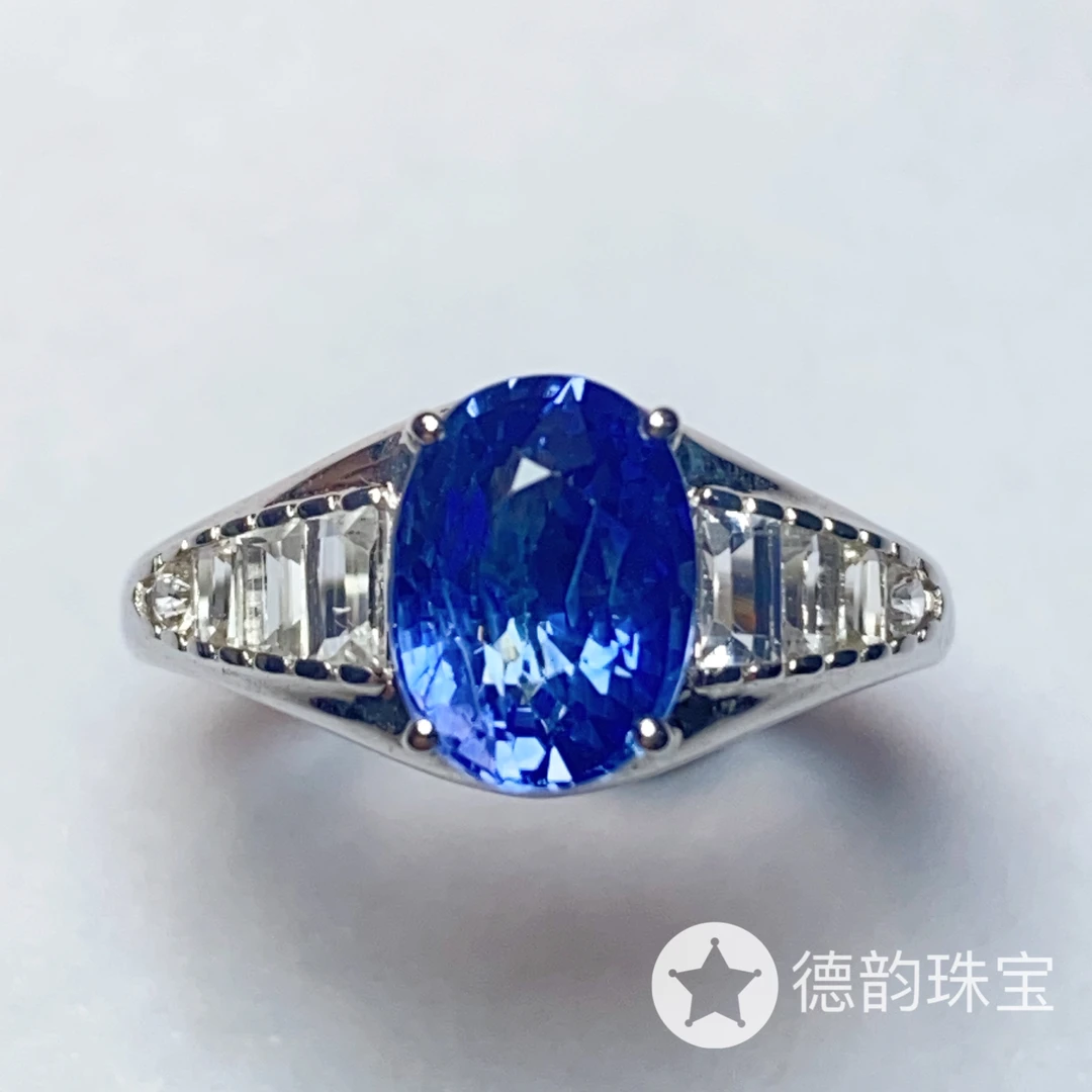 18K金镶嵌蓝宝石戒指