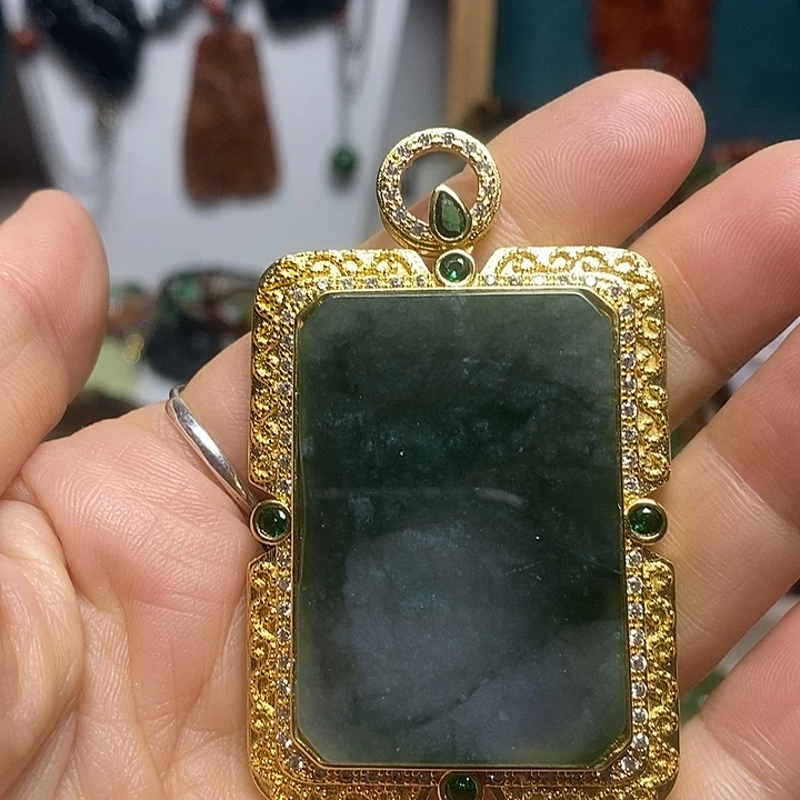 翡翠未镶嵌吊坠(赠链)