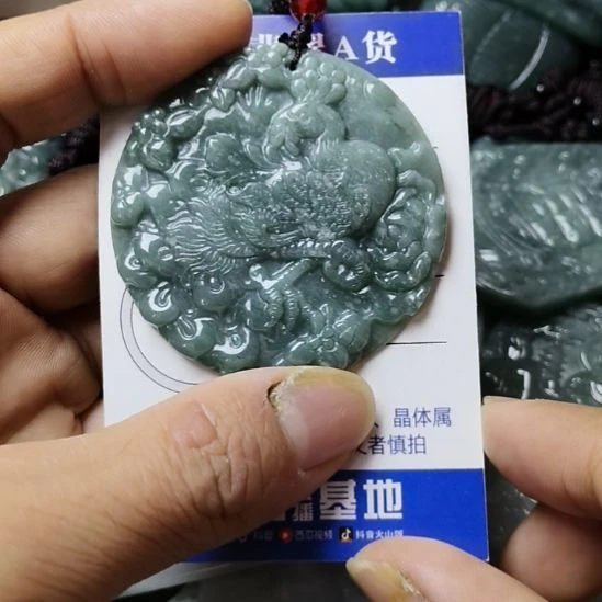 翡翠未镶嵌颈饰挂件