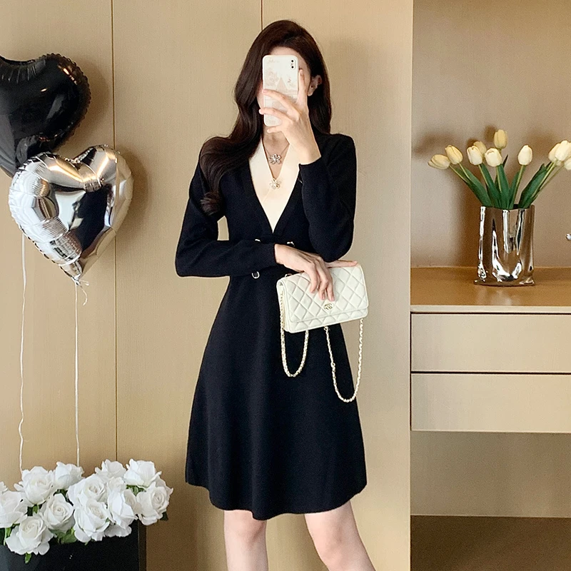 新款连衣裙女长袖保暖加厚中长冬裙设计感收腰黑色赫本风针织裙子