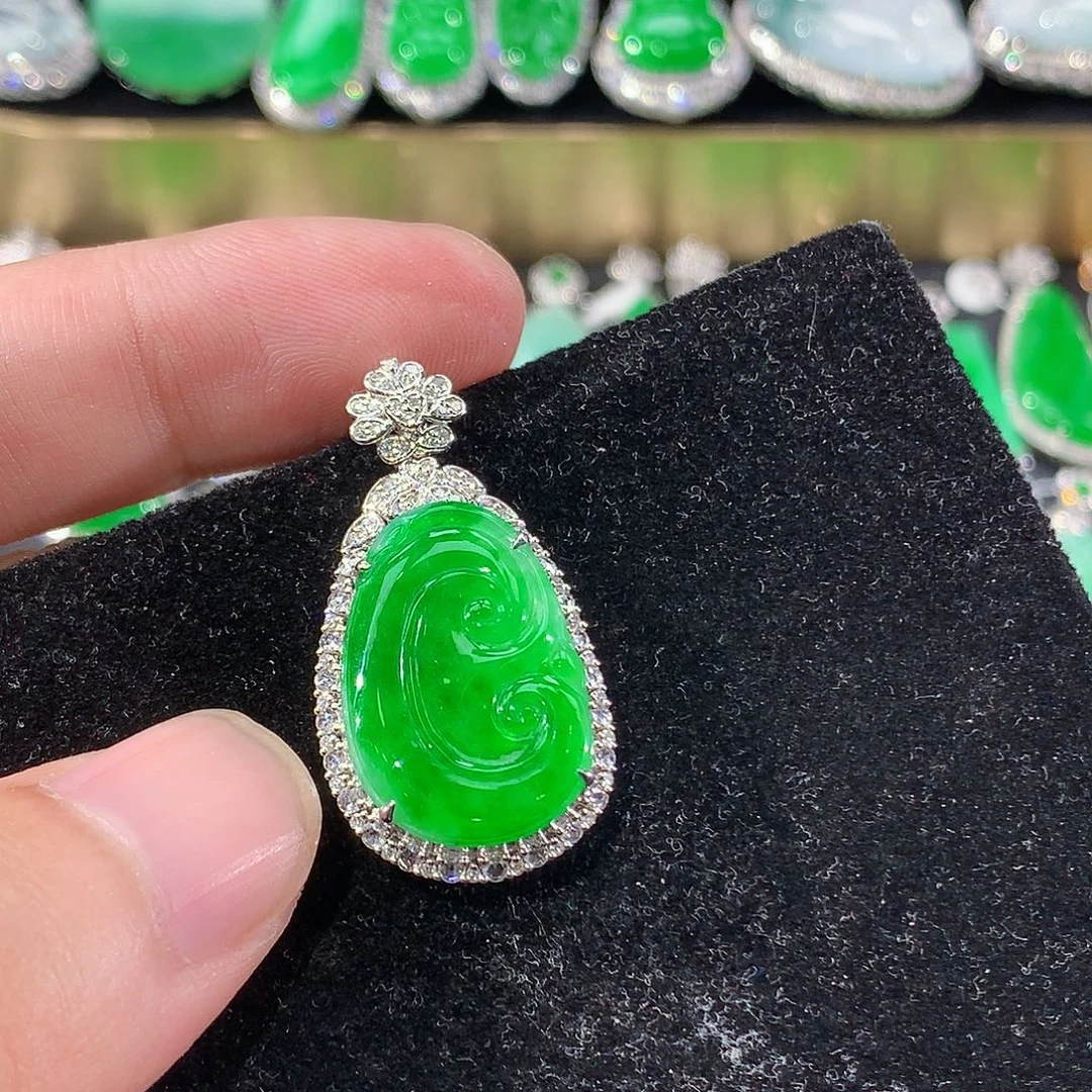 翡翠18K金镶嵌颈饰