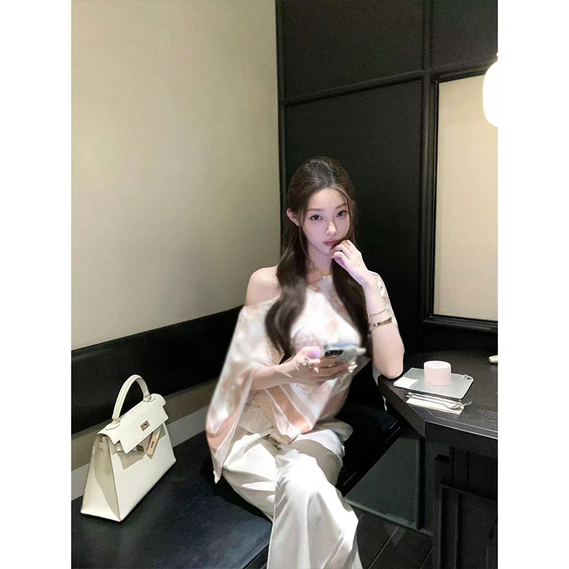 2025夏季新款时尚高级感斜肩显瘦印花上衣女配高腰休闲裤两件套