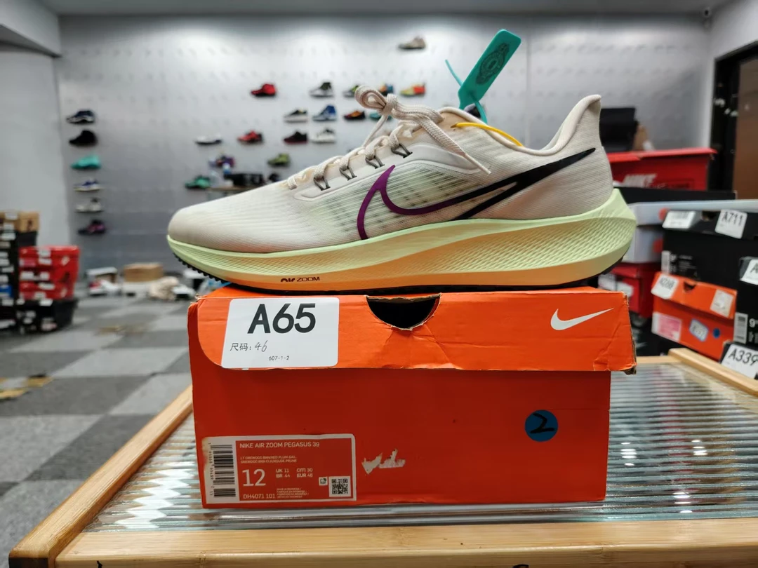Nike zoom白绿运动鞋  46码 全新原盒  11月24 guai  A65