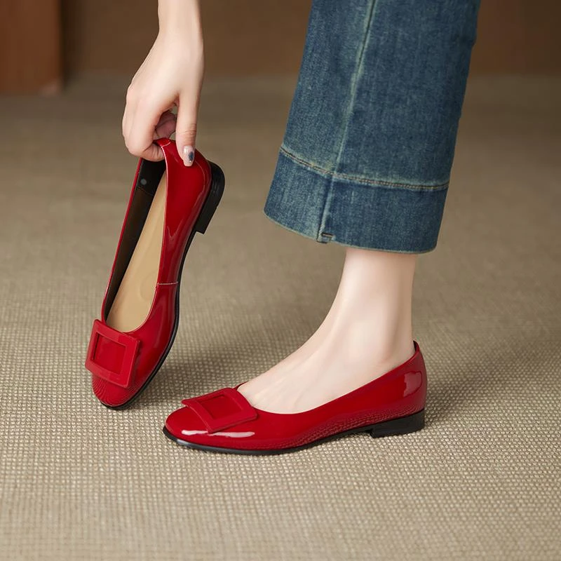 法式复古方扣浅口圆头单鞋女2025秋季百搭漆皮红色小皮鞋平底婚鞋