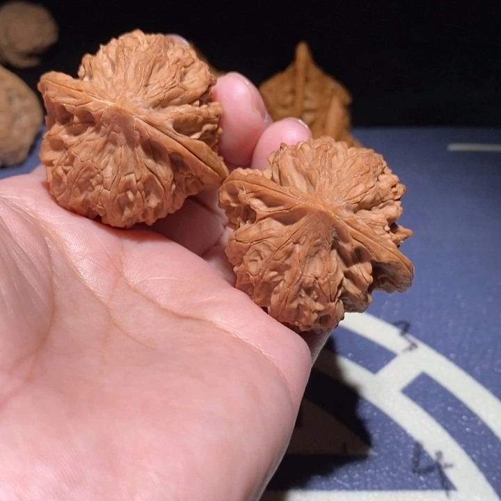 文玩核桃吊坠血灯笼