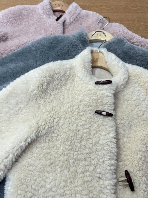 新款简约韩系牛角扣毛毛外套