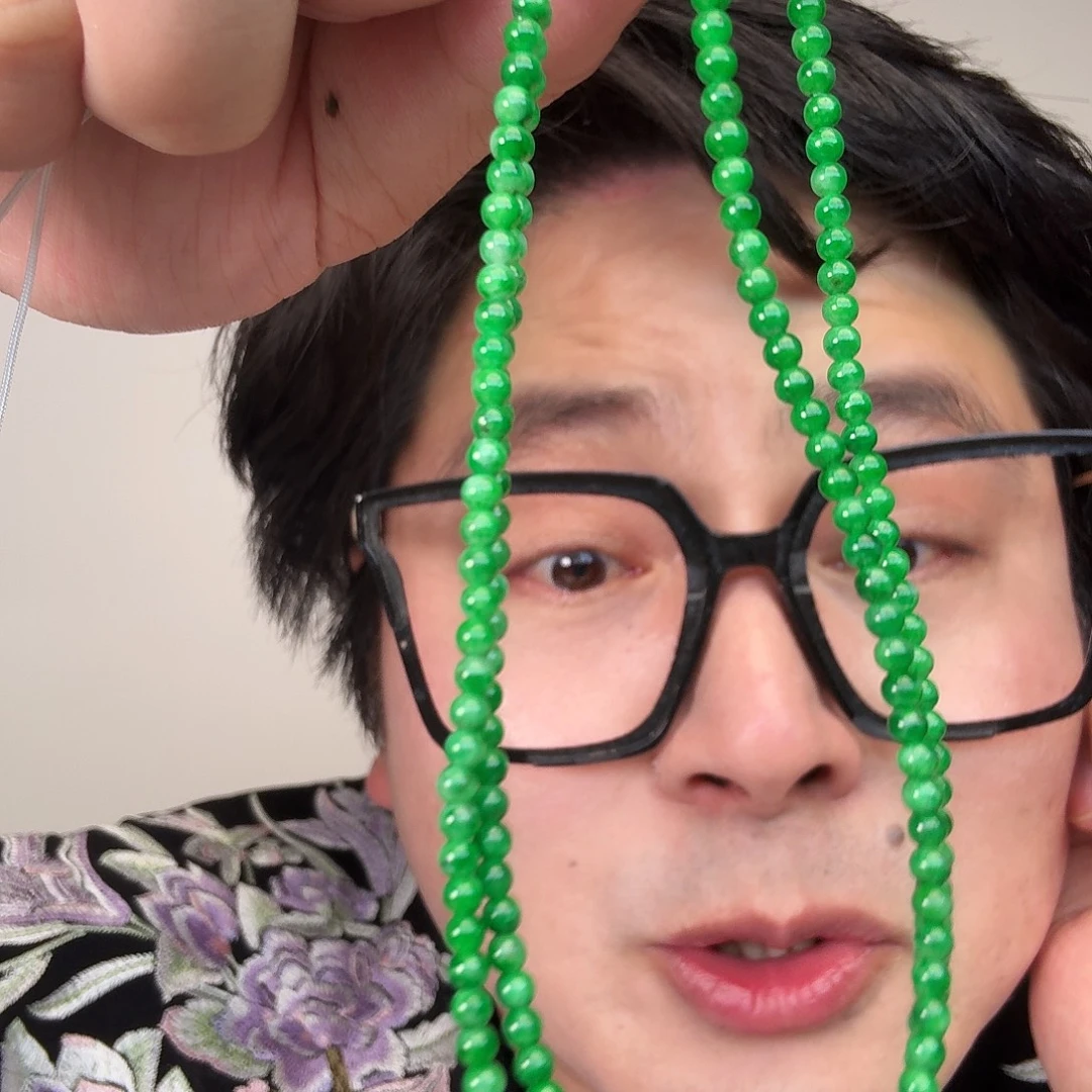 翡翠未镶嵌颈饰一件