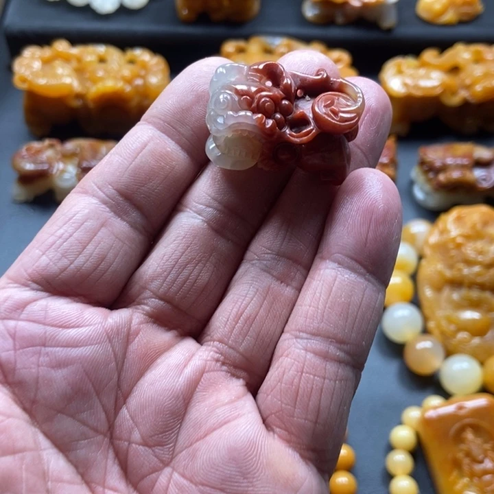 石英质玉（黄龙玉）未镶嵌颈饰