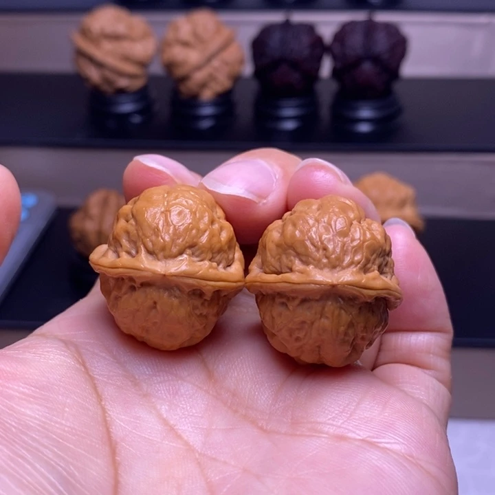 东***。文玩核桃把件脑纹青蛙24