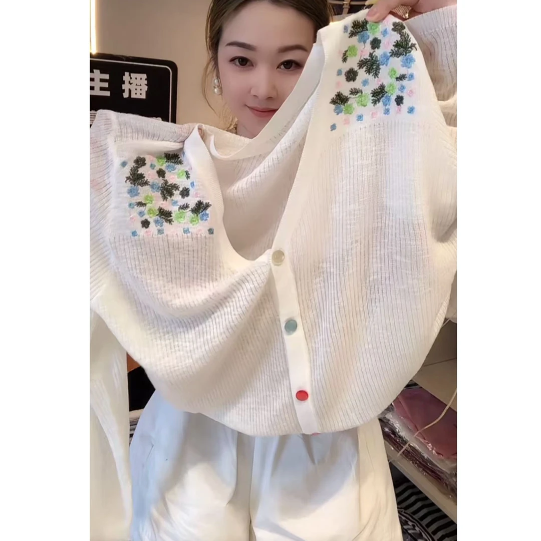 今年流行穿搭2025早秋新款温柔风常规款毛针织衫刺绣长袖上衣