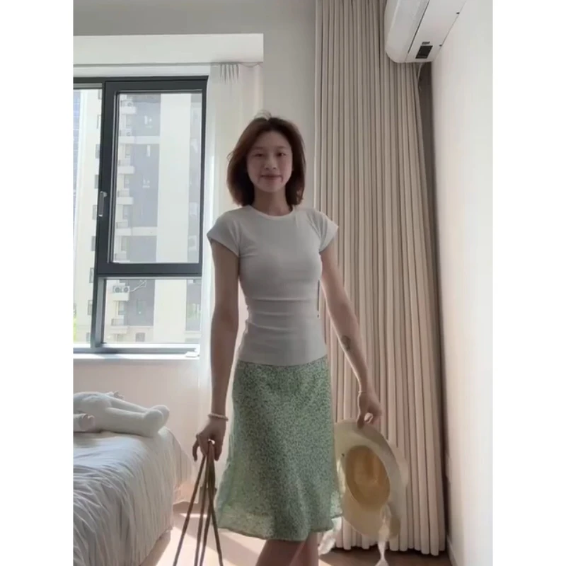 时尚穿搭女2025夏季新款韩版简约百搭修身T恤显瘦碎花短裙两件套