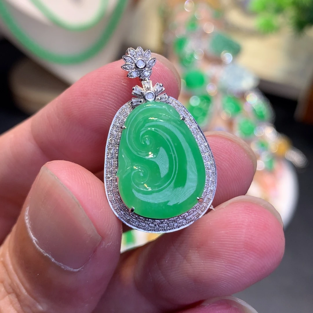 翡翠18K金镶嵌颈饰如意