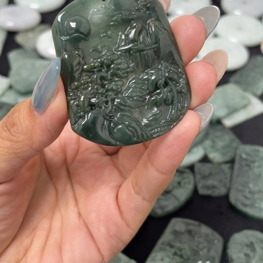 翡翠未镶嵌颈饰山水