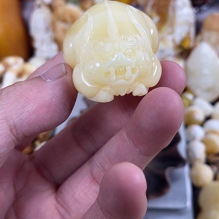 翩***7琥珀未镶嵌裸石我