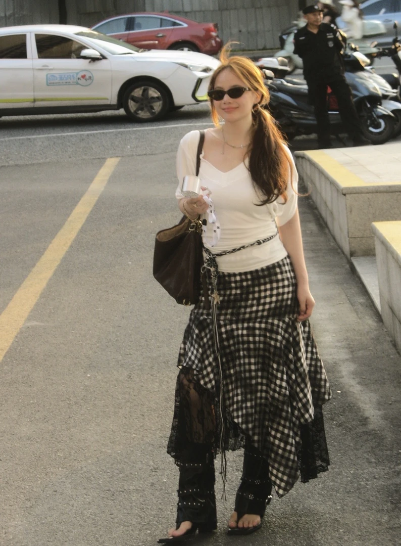 夏日绝美大V领短袖t恤女2025夏季新款收腰显瘦单穿小上衣气质