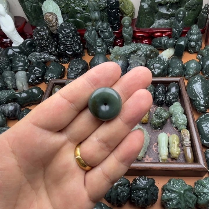 和田玉未镶嵌把件