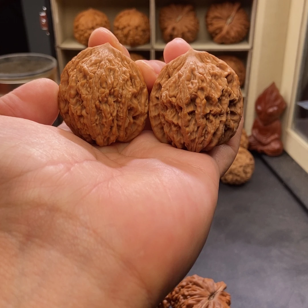 文玩核桃吊坠40老树红皮麦虎